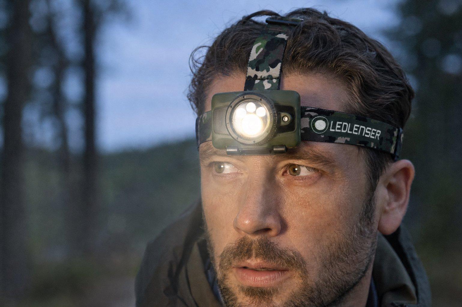 Personne portant une lampe frontale Ledlenser HF7R
