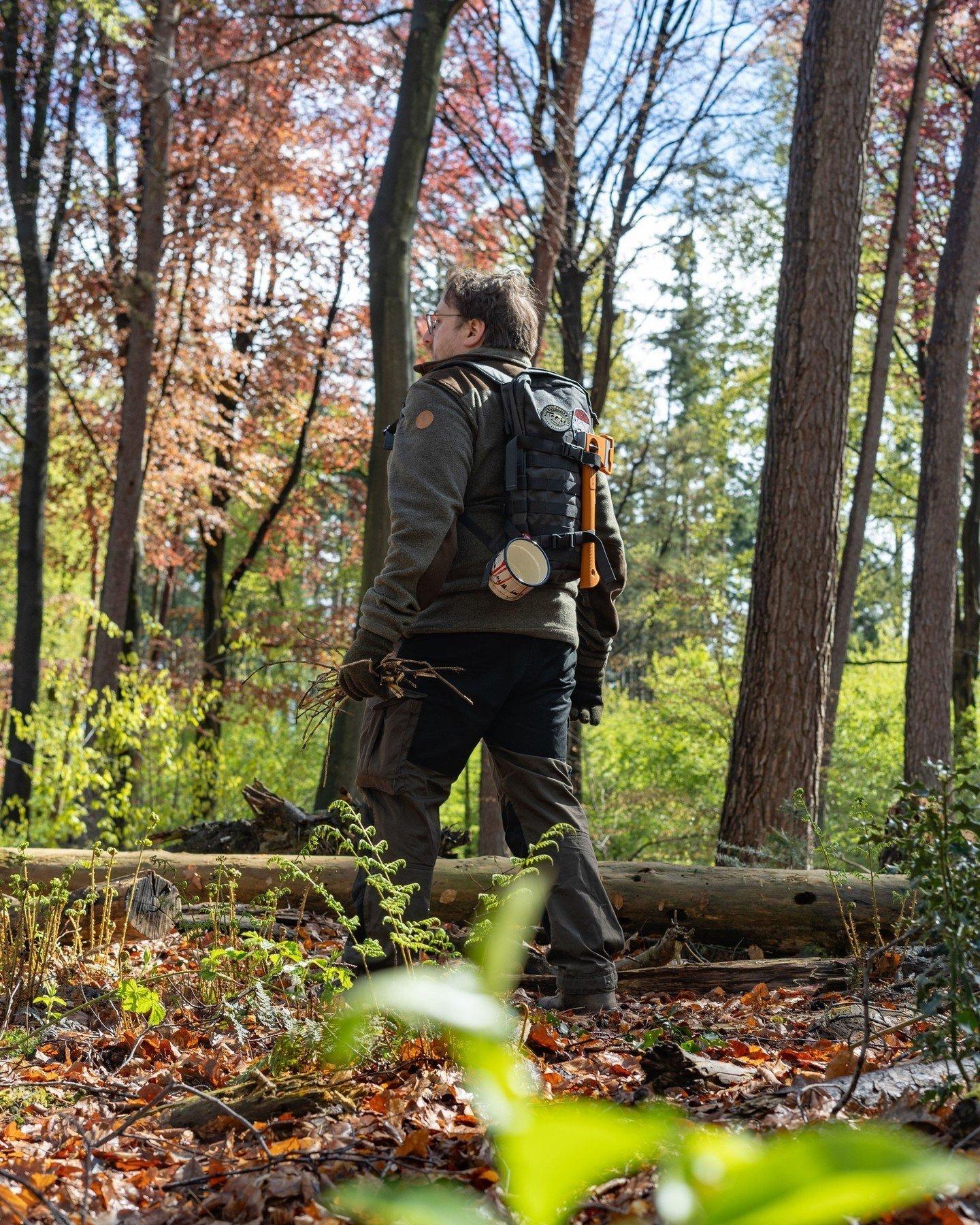 Un chico fuerte en el bosque con una mochila