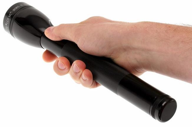 Maglite lampe torche type 4 D-cell, noire  Achetez à prix avantageux chez  knivesandtools.be