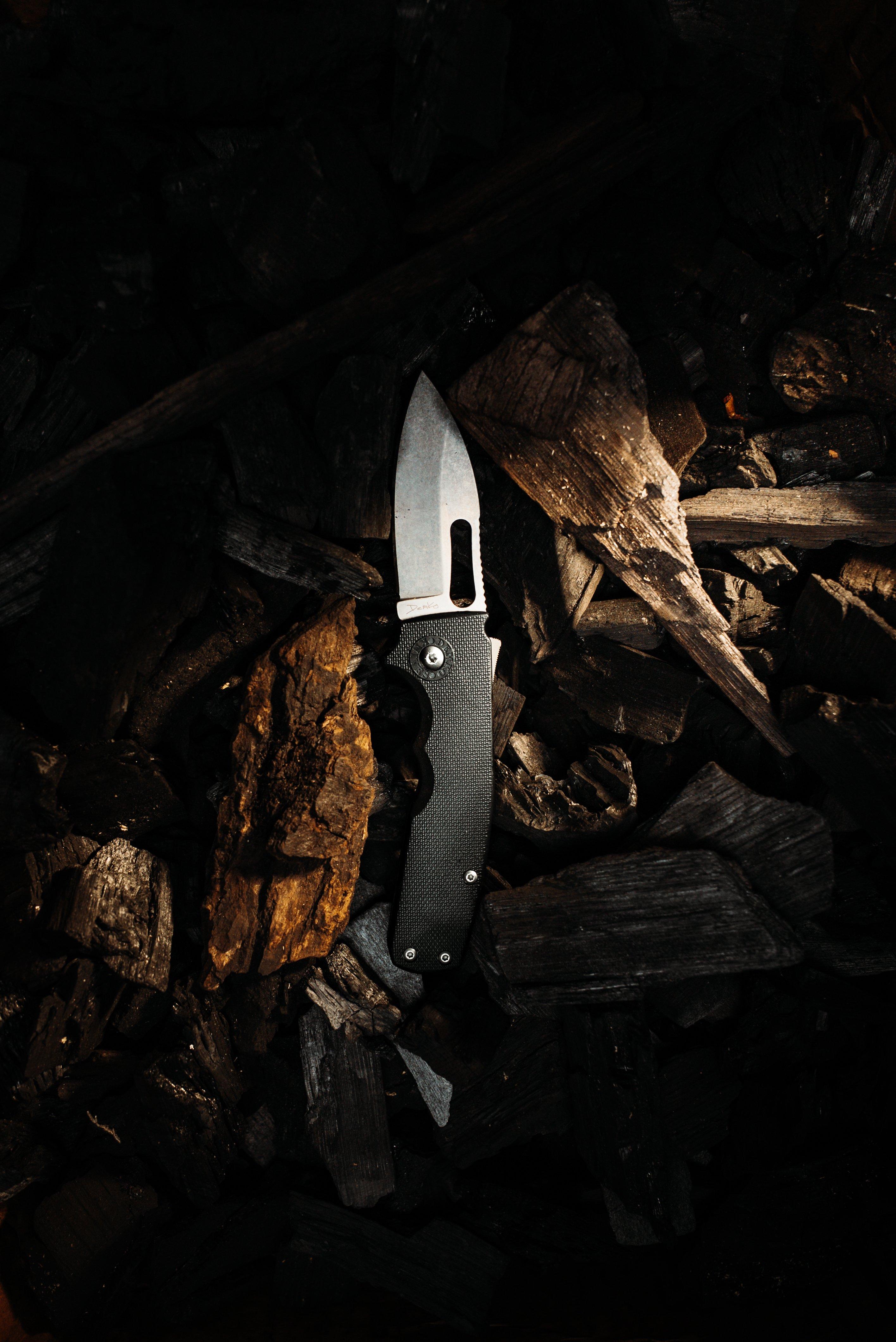 Ein Demko-Taschenmesser auf Holzspänen