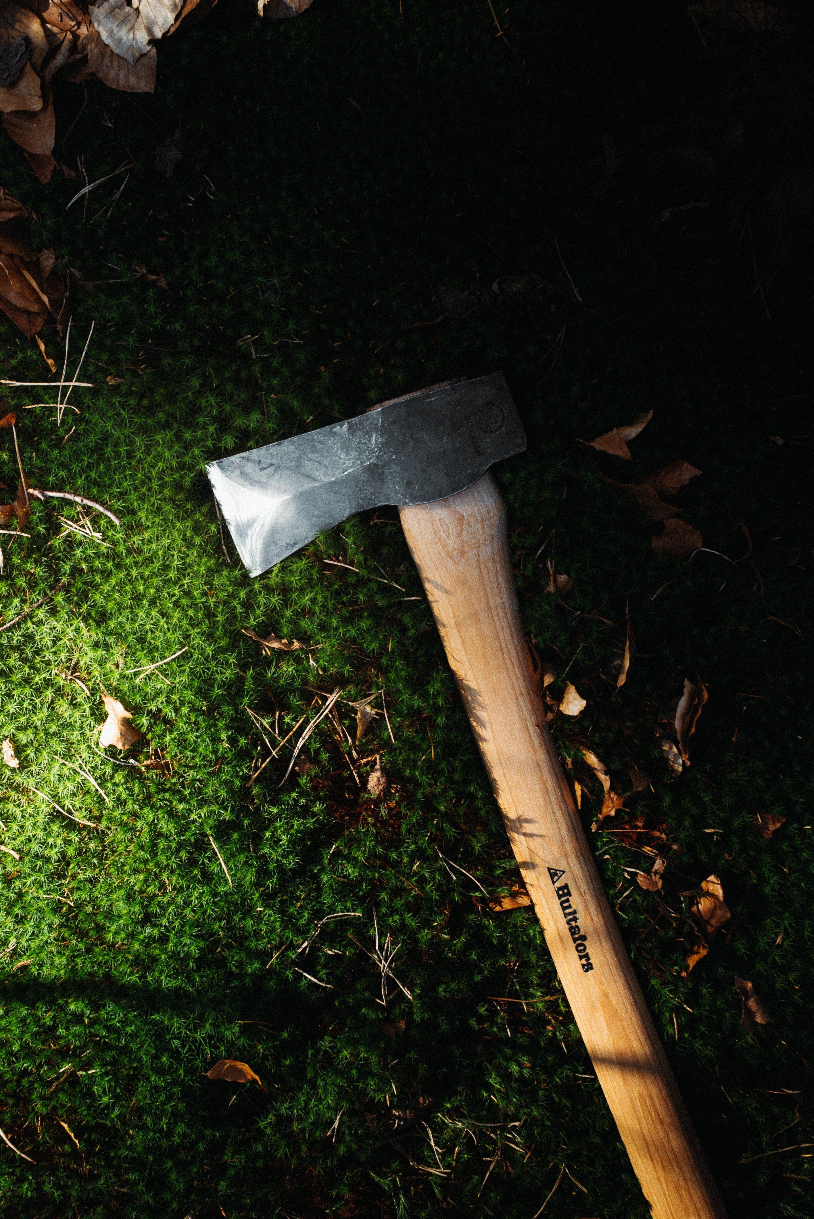 Eine Hultafors Kvillinge Axt auf einem Waldboden mit grünem Moos und braunen Blättern