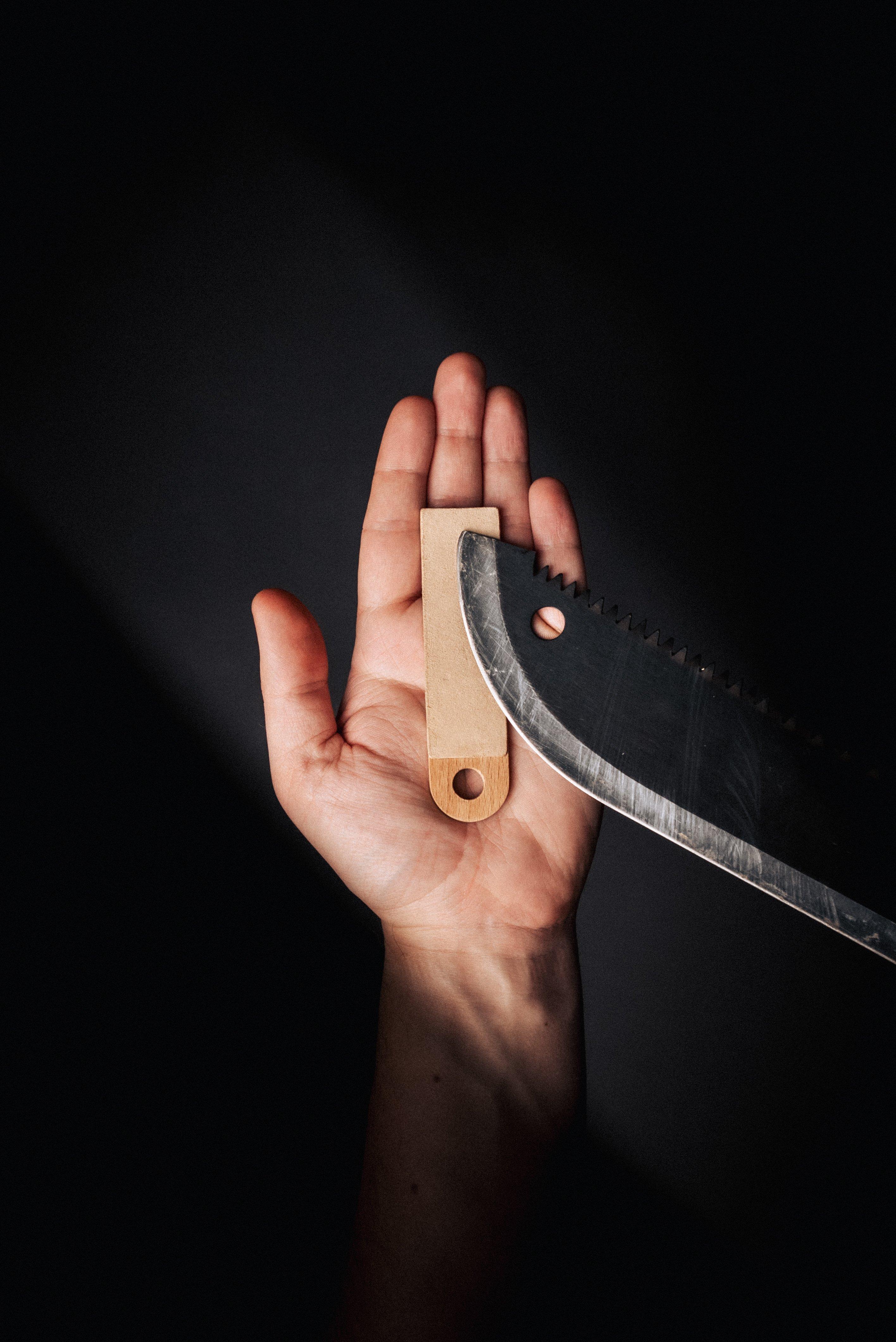 Nahaufnahme der Spitze einer Machete auf dem Knivesandtools #Chiquito Mini Paddle Strop