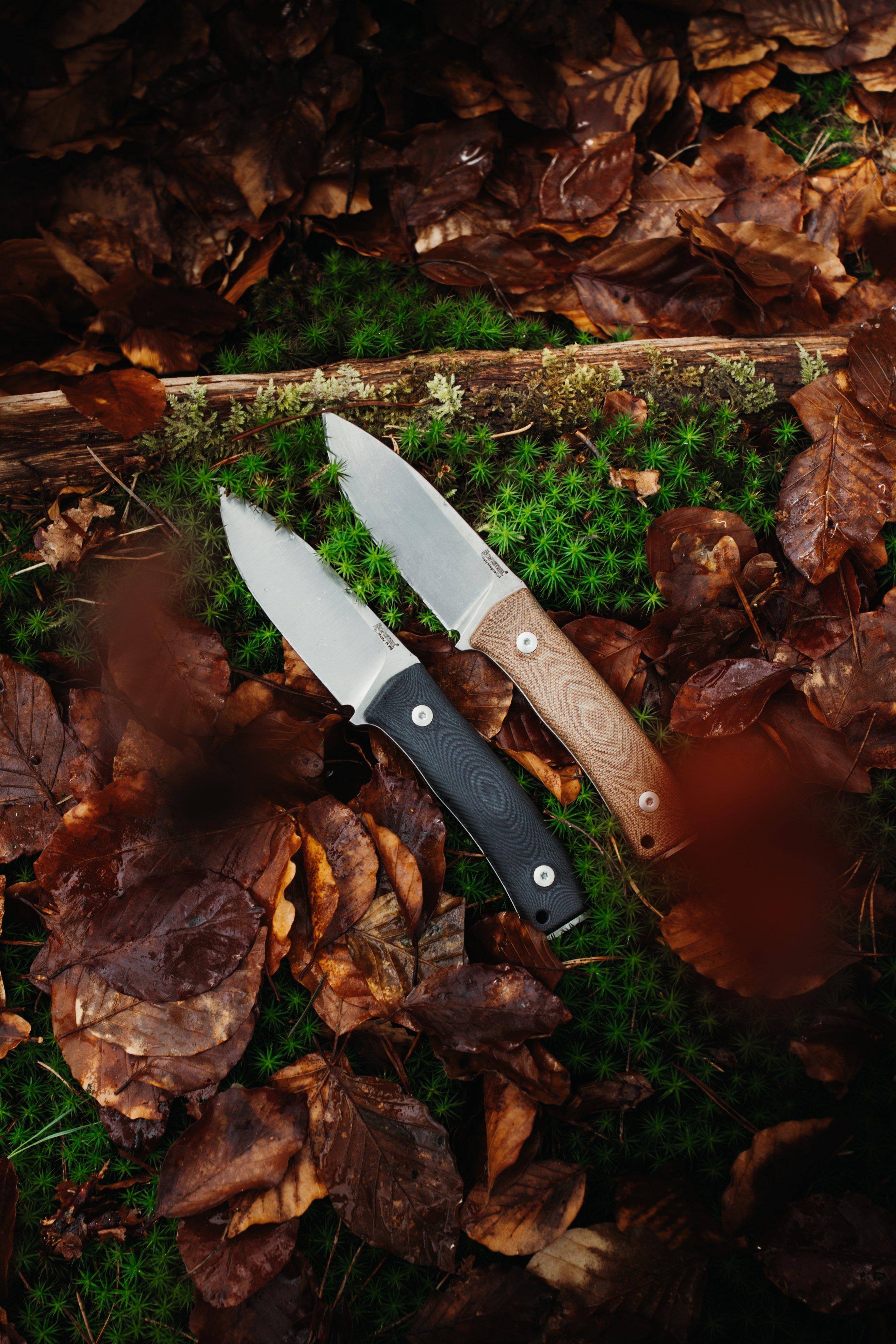 Zwei LionSteel M4 Modelle auf einem Waldboden mit grünem Moos und braunen Blättern
