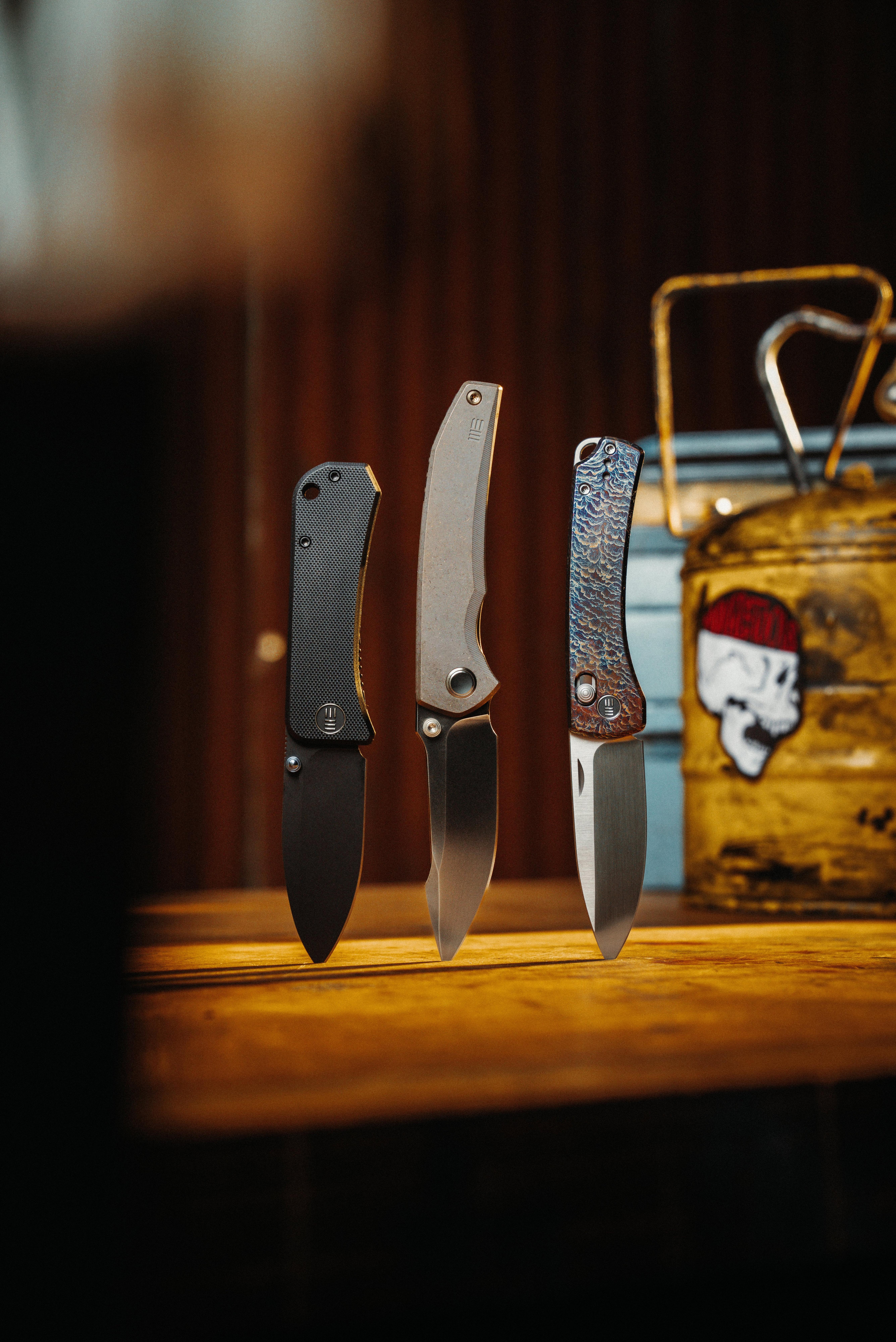 We Knife Banter, Ryson und Nighblade auf einem farbenfrohen Hintergrund