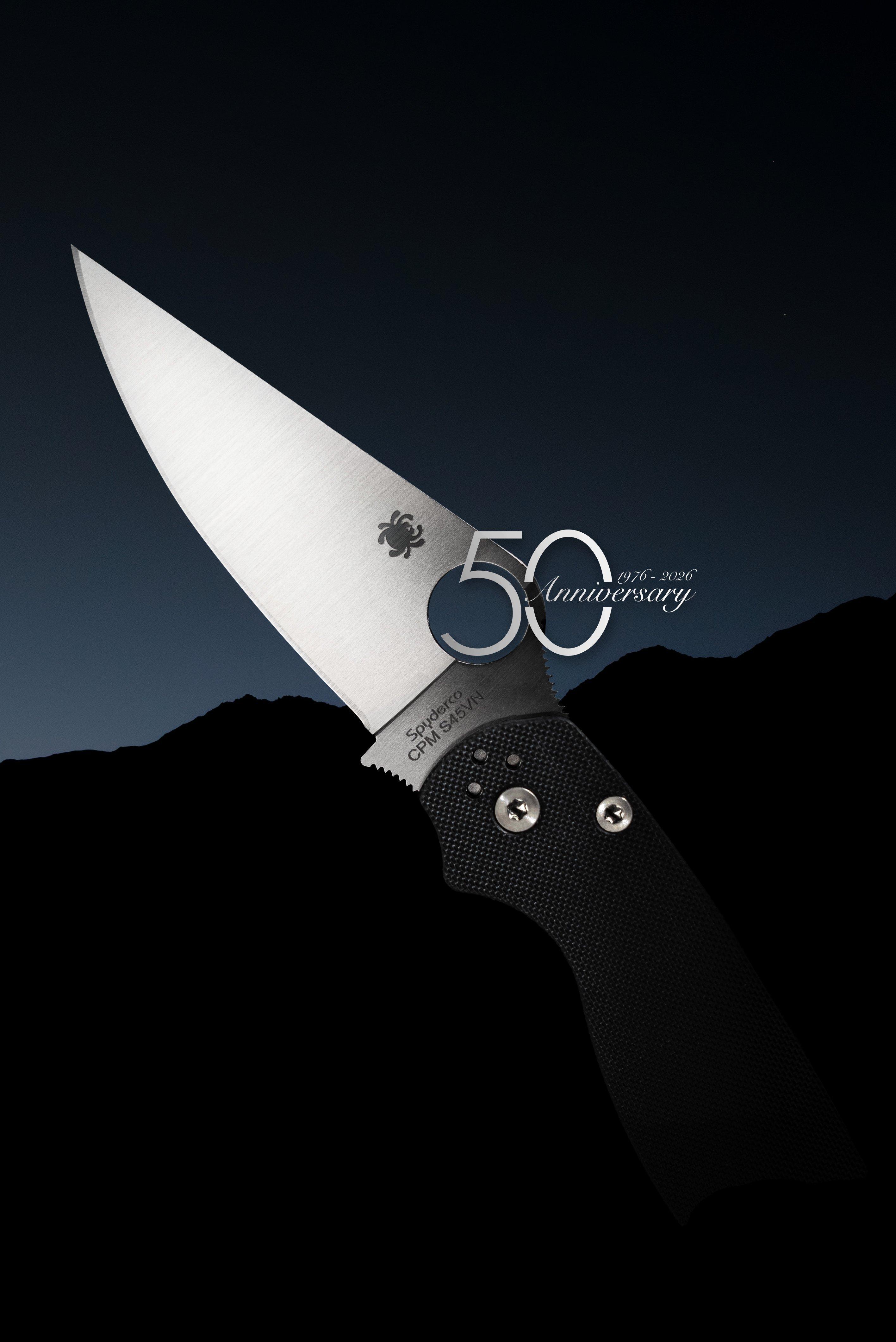 Ein Spyderco-Taschenmesser mit einem im Bild sichtbaren 50. Jubiläumslogo