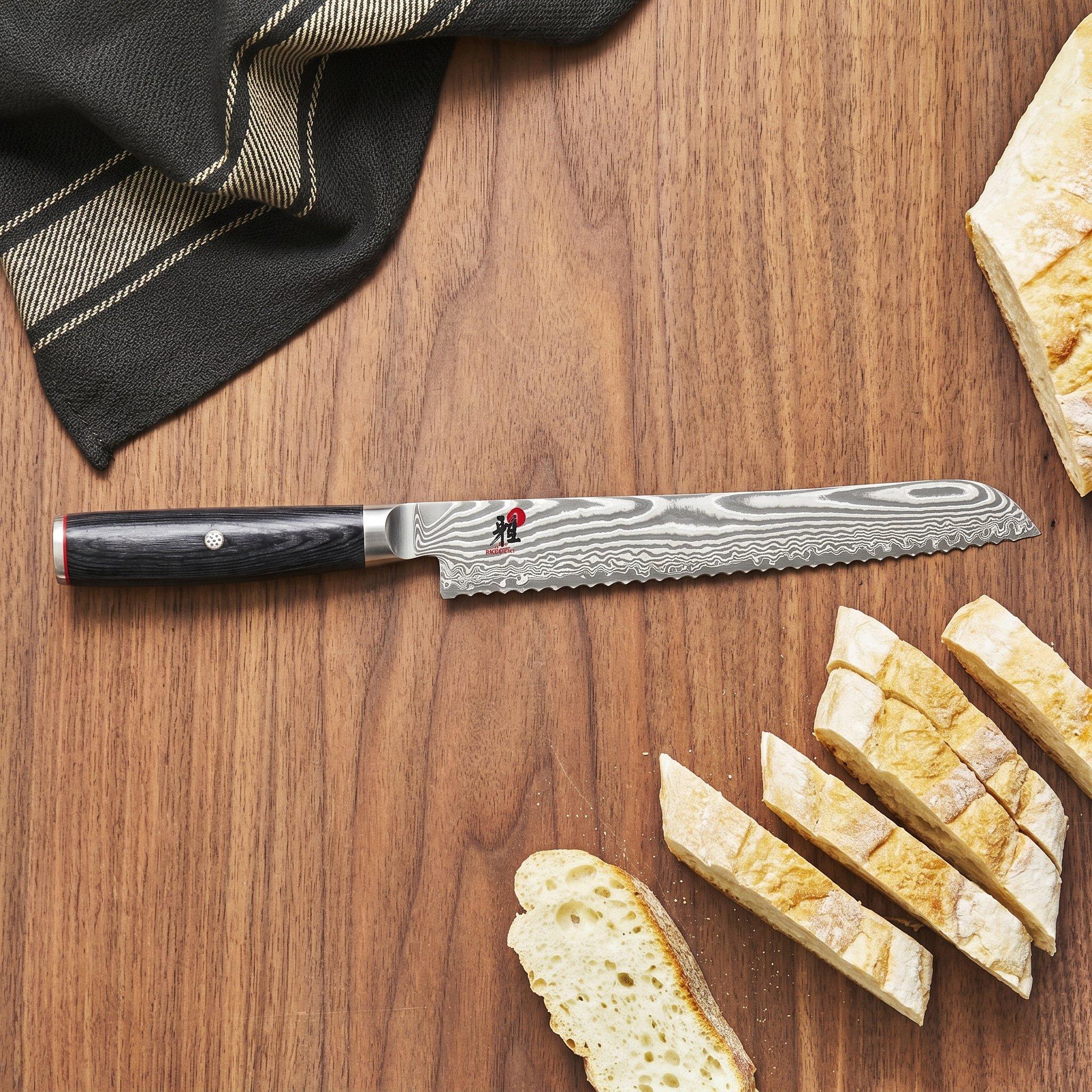 Een Miyabi by Zwilling 5000FCD broodmes op een houten aanrecht