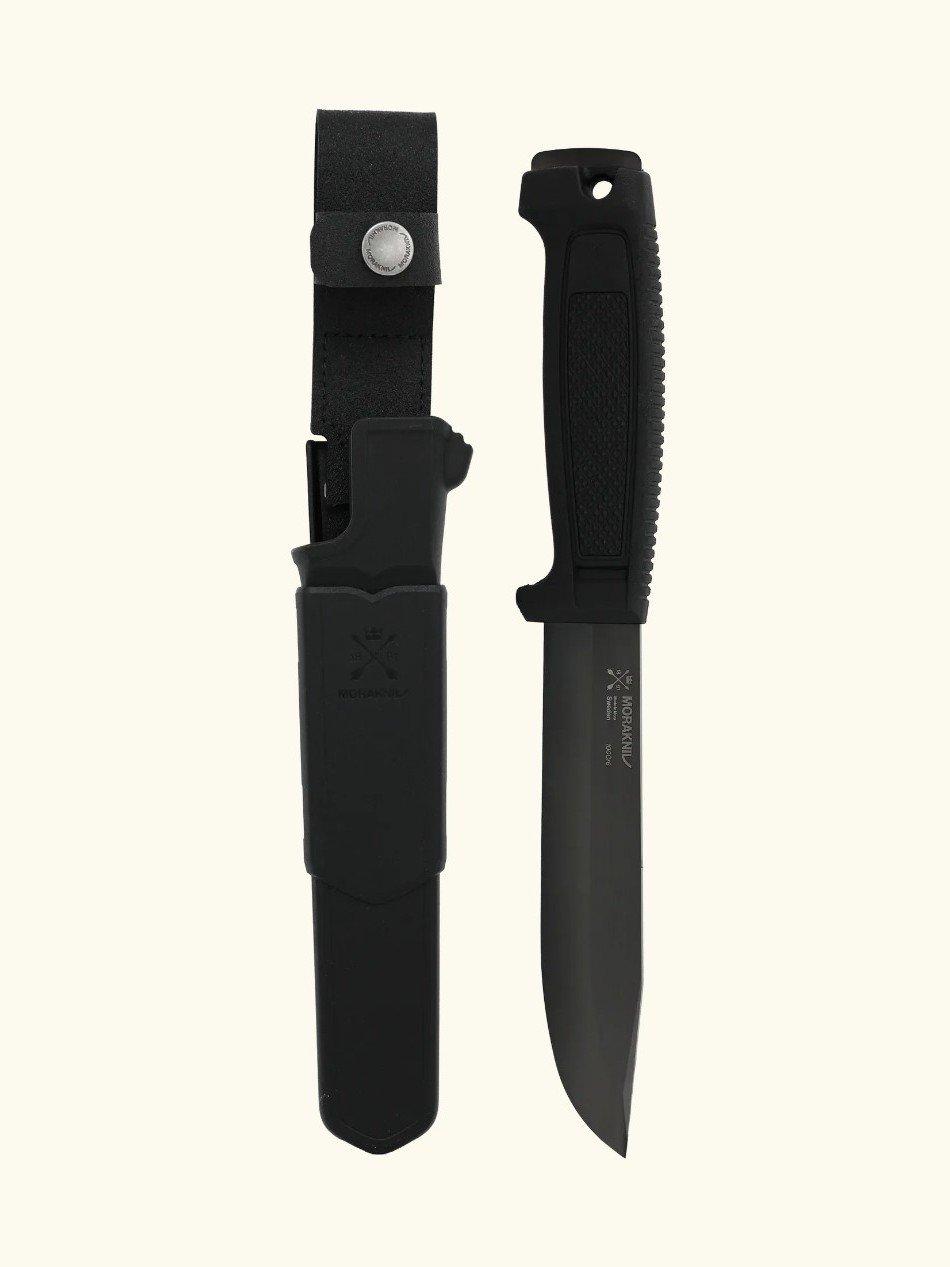 Morakniv Mörkret Black Blade (C) survivalmes met zwart lemmet naast de schede