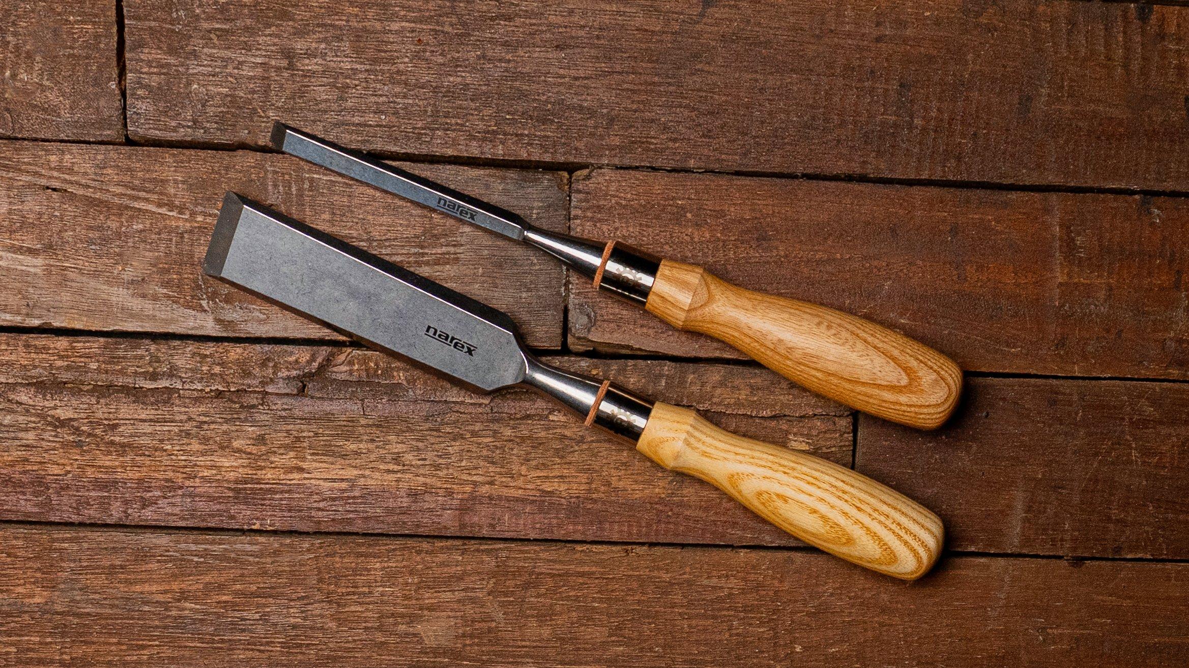 Gouges Narex sur une table