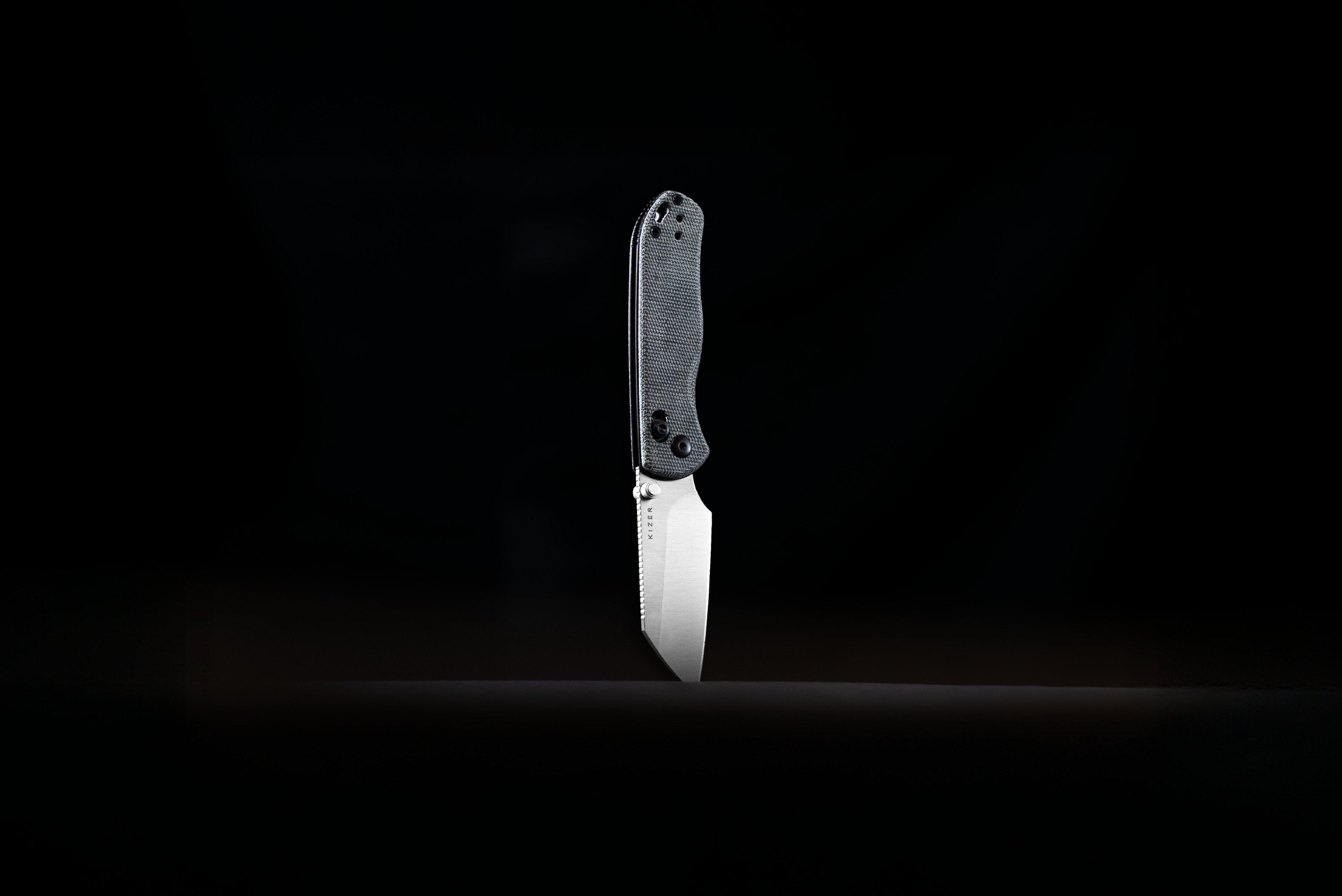 Kizer Drop Bear zakmes met zwart micarta heft, geopend en met de punt omlaag