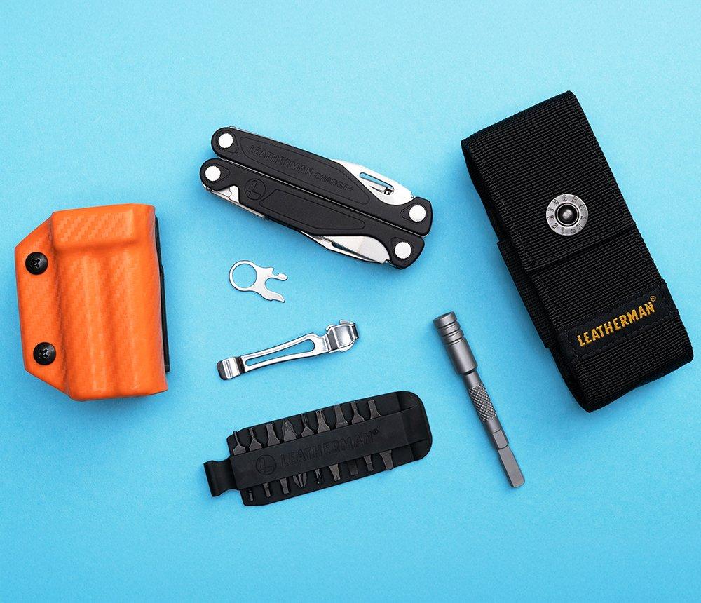 Etuis, Ersatzteile, Bits von Multitools auf hellblauem Hintergrund