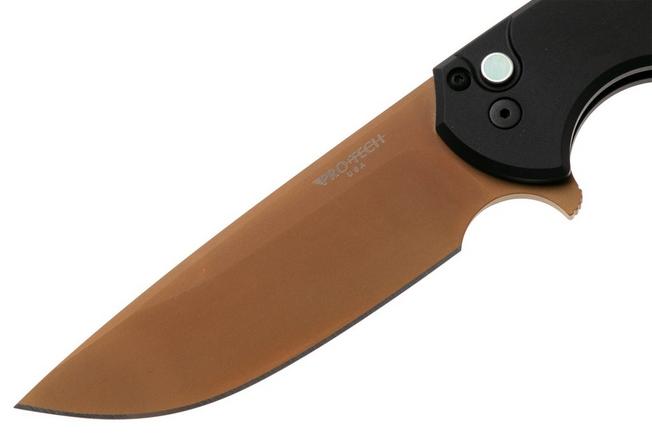 Afbeelding voor Pro-Tech Mordax 2026 Shot Show Exclusive, Mother Of Pearl Button, SHOT26-MORDAX-1 Tan PVD MagnaCut, Black Aluminium, zakmes