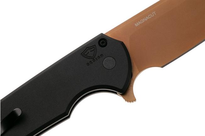 Afbeelding voor Pro-Tech Mordax 2026 Shot Show Exclusive, Mother Of Pearl Button, SHOT26-MORDAX-1 Tan PVD MagnaCut, Black Aluminium, zakmes