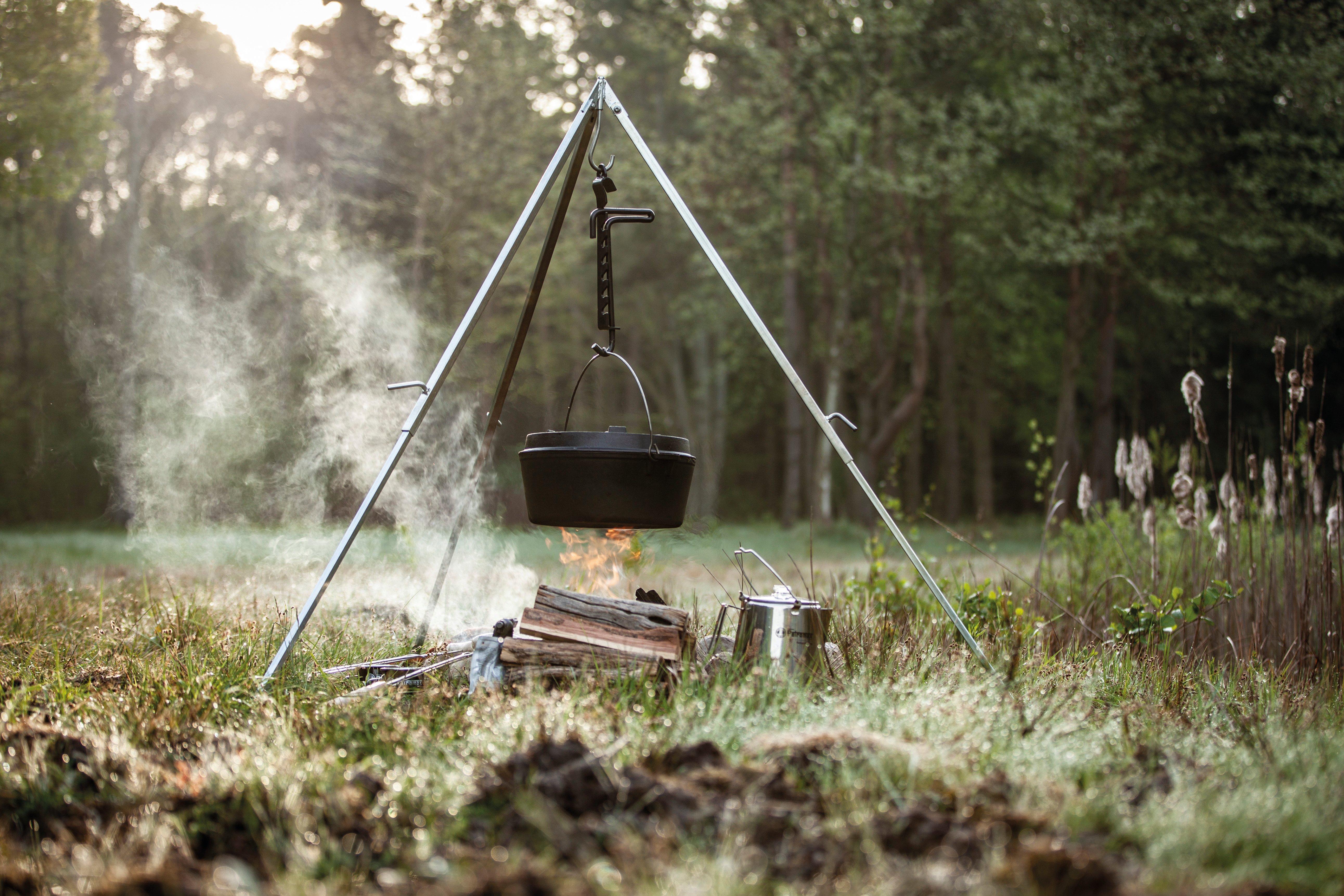 Dutch Oven boven een kampvuur in het bos.