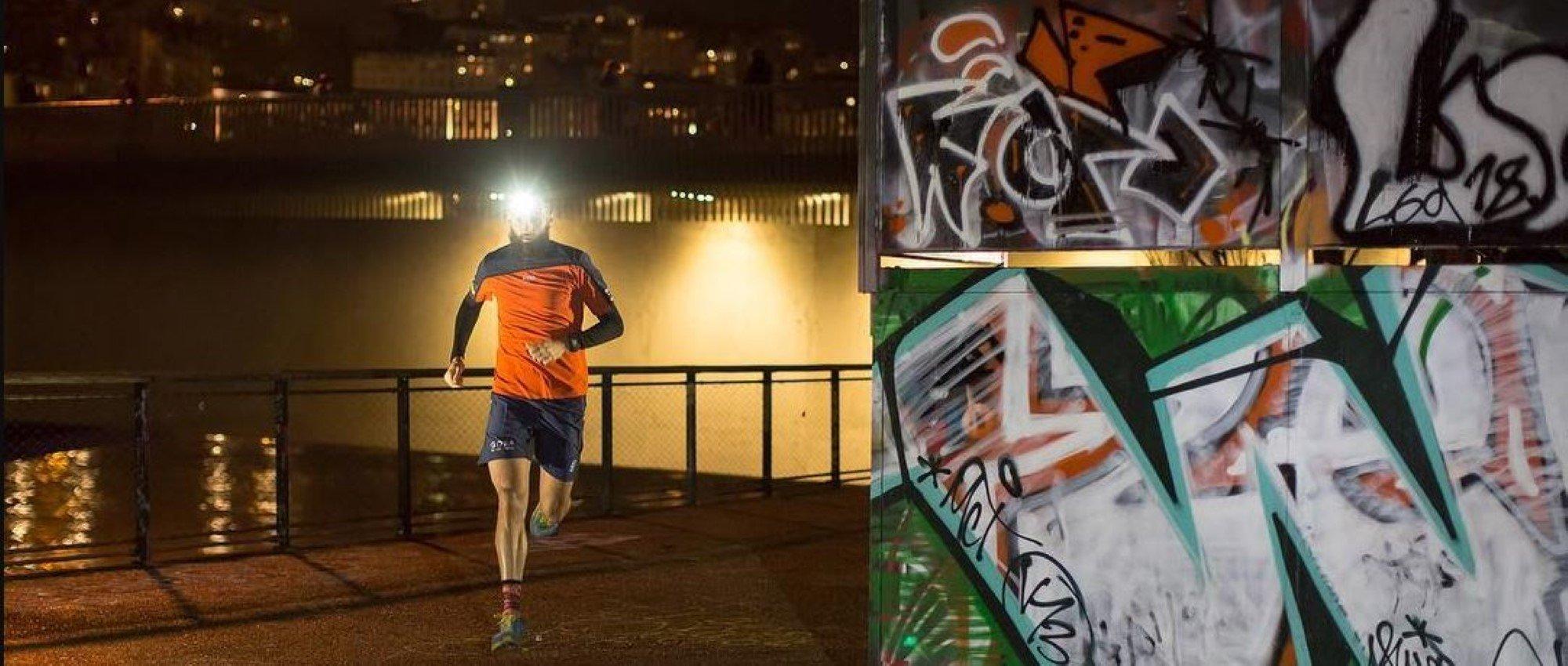 Une personne qui court avec une lampe frontale Petzl