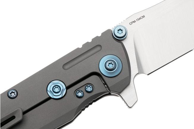 Afbeelding voor Reate District 9 V2, 9DV2-BE-SAT-TI-BLU, Satin 154CM, Bead Blasted Titanium, Blue Hardware zakmes