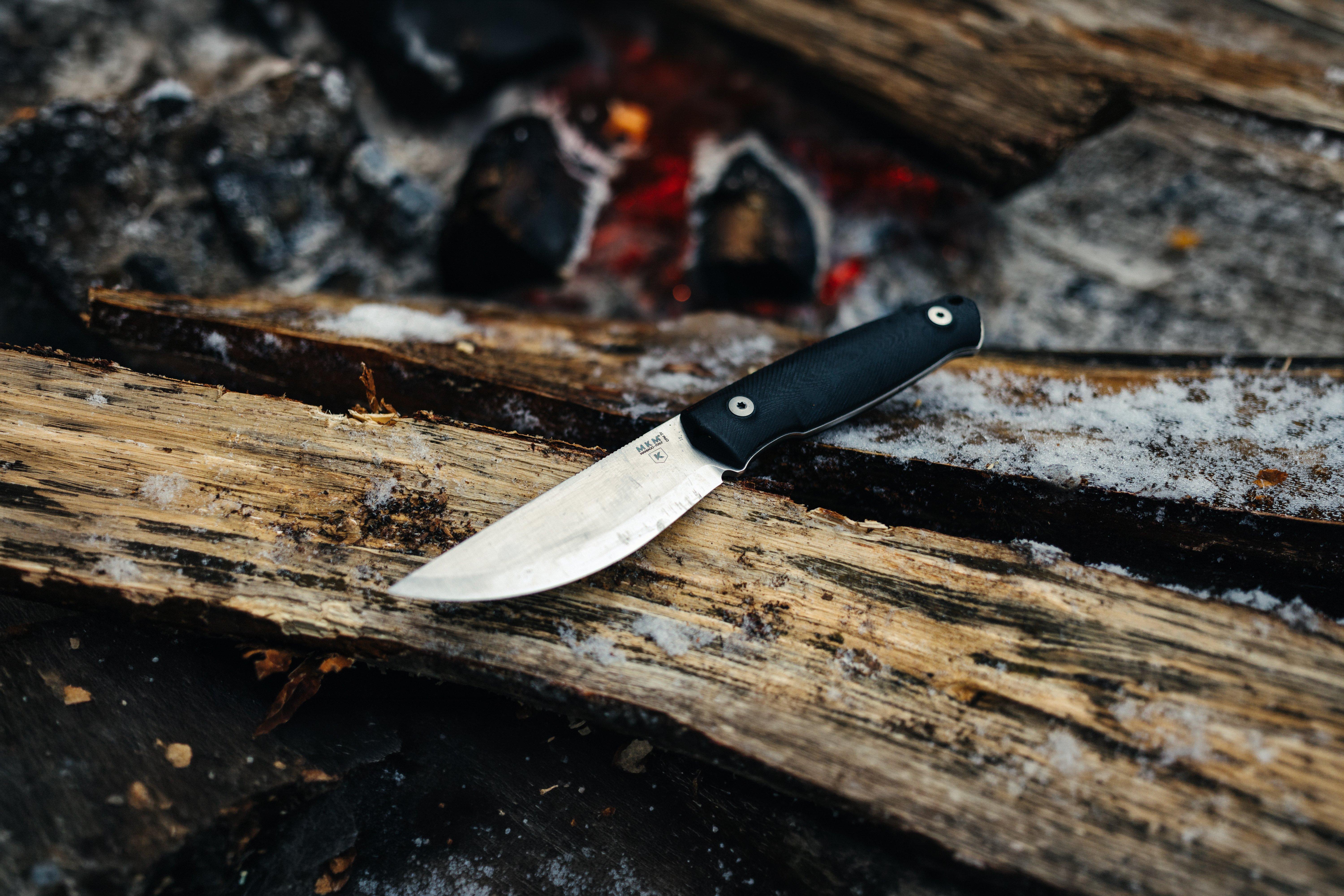 MKM Knives vastaande mes op een stuk hout.