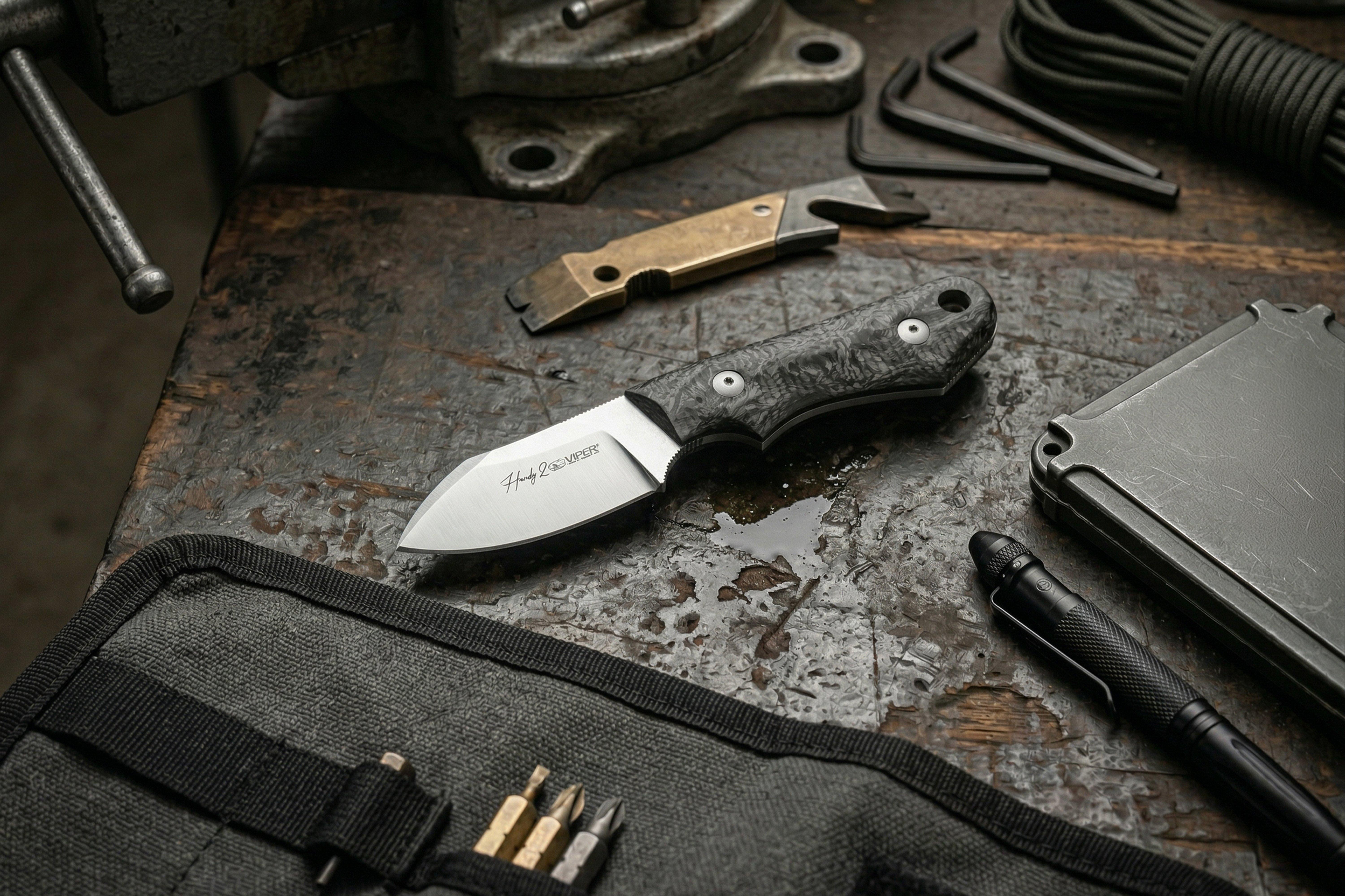 Viper vaste mes die op een werkbank ligt.