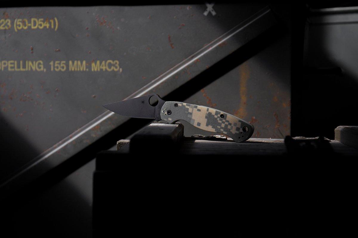 Spyderco Paramilitary zakmes met zwart lemmet en camouflage handgreep