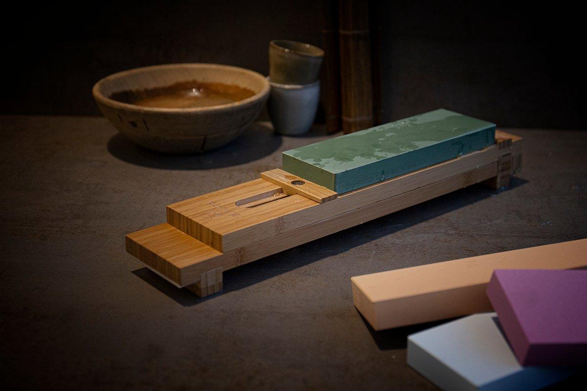 Piedra de afilar Skerper HP sobre un soporte de madera