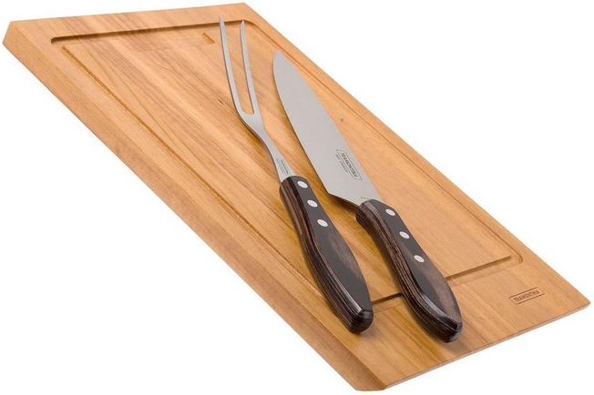 Churrasco meat on a cutting board next to a knife