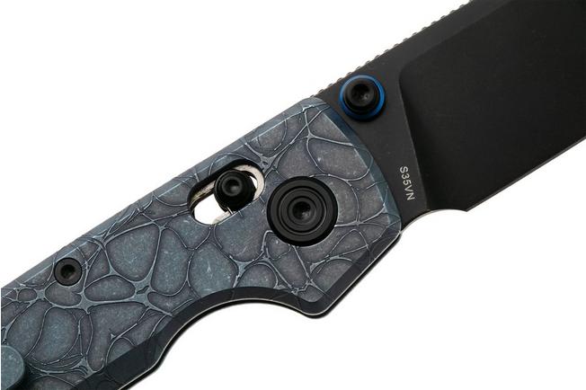 Afbeelding voor Vosteed Raccoon TiSlim A4510, Black Stonewash S35VN, Blue Titanium zakmes, Yue Dong design