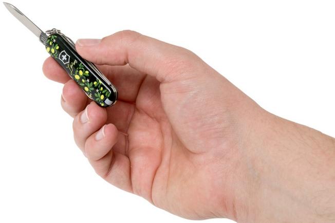 Imagen para Victorinox Classic SD When Life Gives You Lemons Limited Edition 2019 0-6223-L1905 navaja suiza