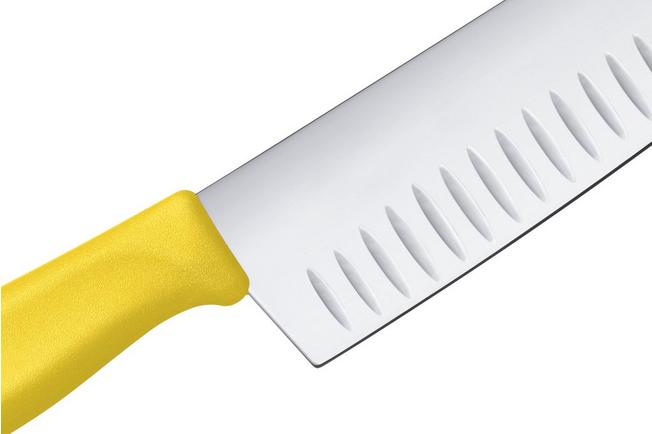 Afbeelding voor Victorinox SwissClassic 6.8526.17L8B Yellow, santoku met kuiltjes, 17 cm, geel