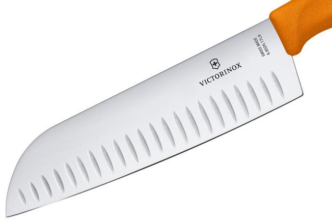 Afbeelding voor Victorinox SwissClassic 6.8526.17L9B Orange, santoku met kuiltjes, 17 cm, oranje