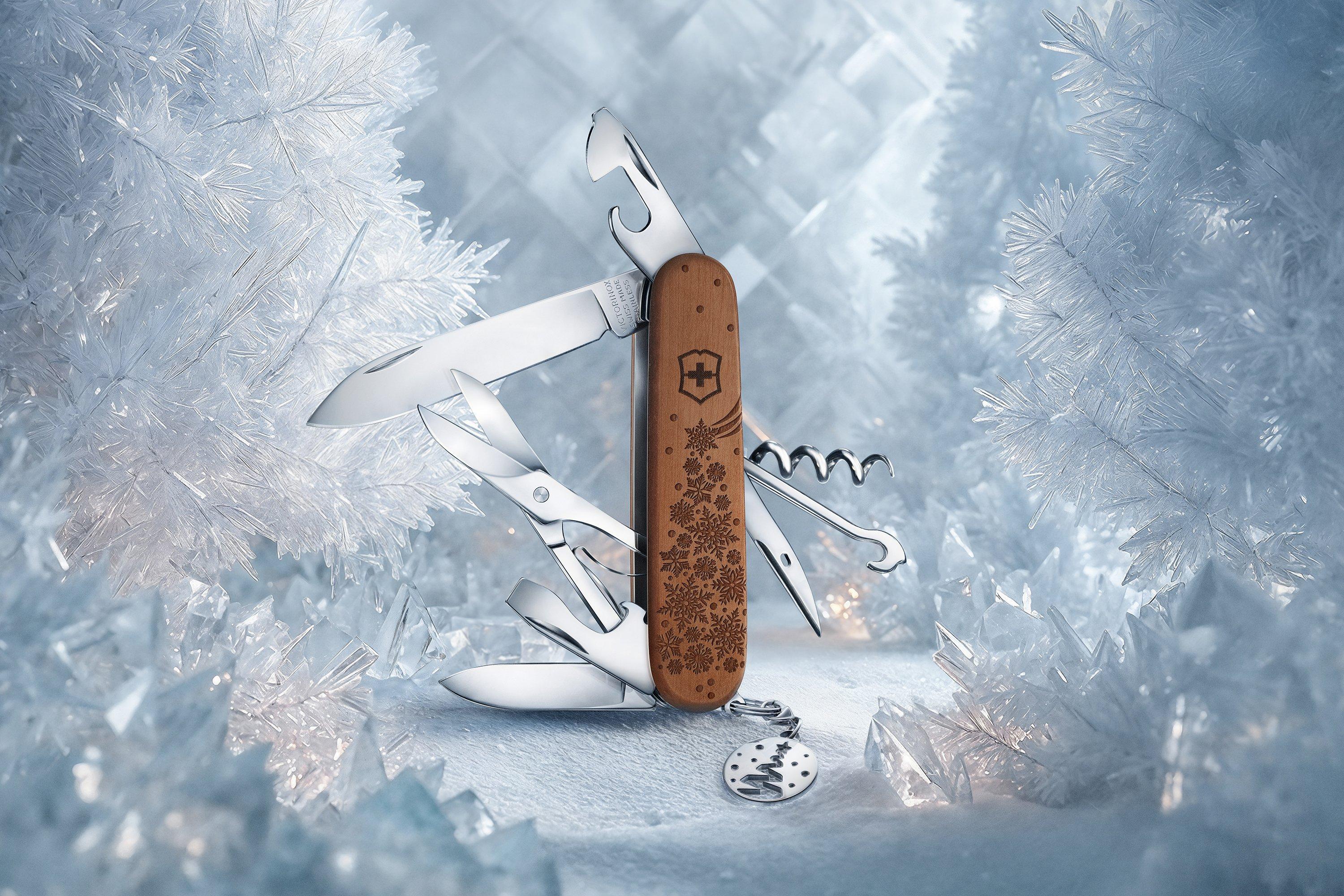 La Victorinox Climber Wood Winter Magic Limited Edition 2025 sobre un fondo invernal con cristales de hielo blancos y azules.