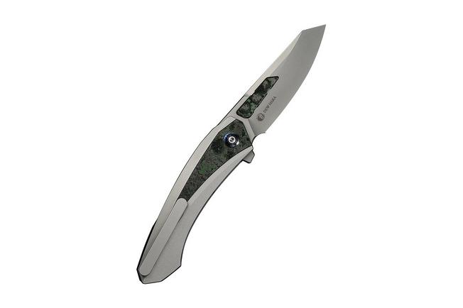 Afbeelding voor WE Knife Suisei WE25086-2, Stonewashed Böhler M390, Grey Titanium, Jungle Wear FatCarbon Inlay zakmes, Dew Hara design