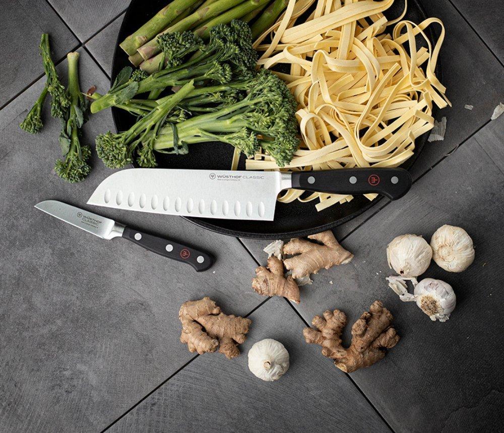 2 Wüsthof keukenmessen op een moderne grijze ondergrond met verse ingrediënten