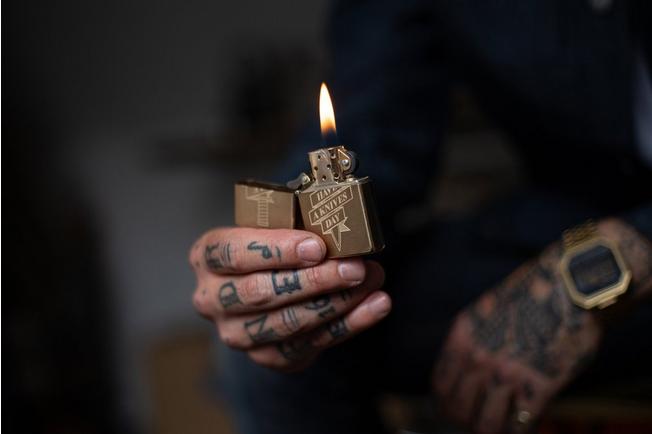 Afbeelding voor Knivesandtools Zippo Brass Brushed Knife, messing, aansteker met extra Flint en Lont