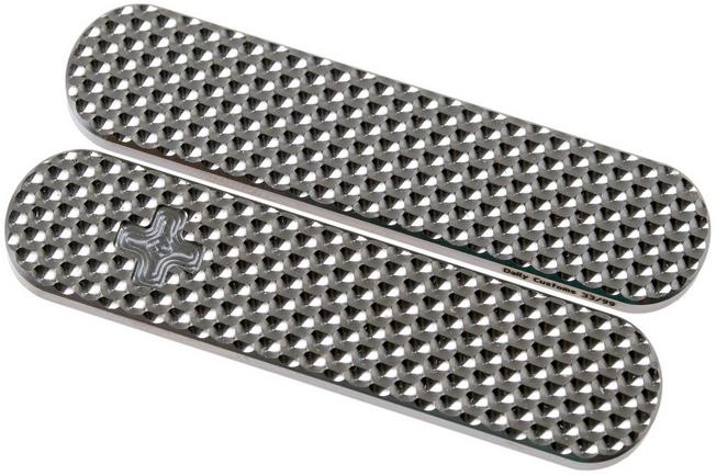 Bild für Daily Customs 58.2 Golfball Muster, Titan P10009496 Victorinox Griffschalen