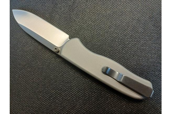 Afbeelding voor Kizer Drop Bear Zero Ki3619BDA4 Satin M390, Light Gray Aluminium, zakmes, Azo design