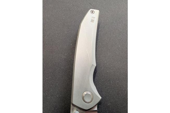 Image pour WE Knife Ryson WE24086-2 Hand Satin Böhler M390, Gray Titanium, couteau de poche, Raven The Pirate design