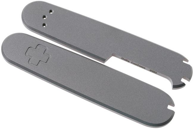 Afbeelding voor Daily Customs 91.2+ Plain, Titanium P10008591 Victorinox greepschalen