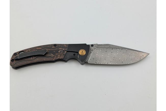 Image pour Kansept Hinterland K1057A3 Damascus, Blackwashed Titanium, Copper Carbon Fiber, couteau de poche, Morgan Koens design