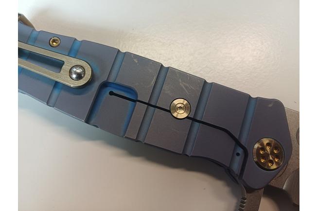 Image pour Medford USMC Fighter Flipper 26-UFF-05 Tumbled S35VN Blade, Blue Titanium Handles, Bronze Hardware and Pommel, couteau de poche