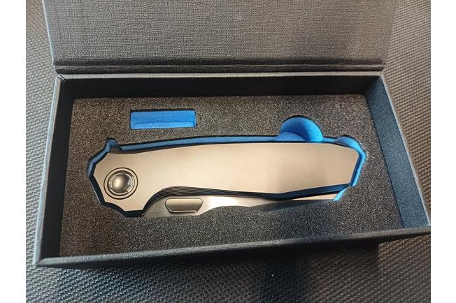 Imagen para Reate Mantis Satin Elmax, Patterned Bead Blasted Titanium, navaja