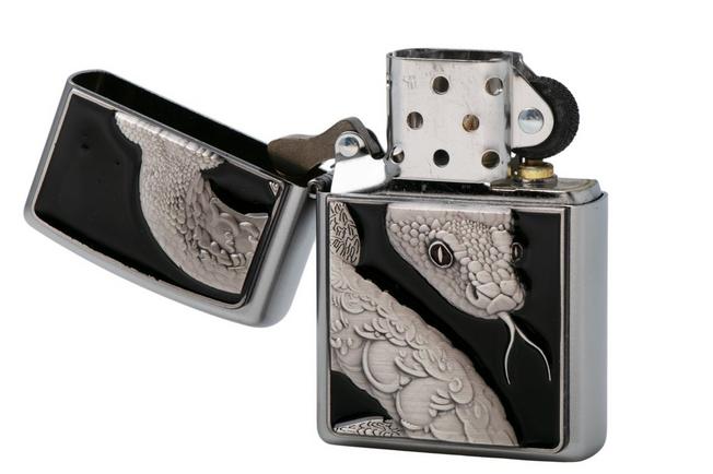 Afbeelding voor Zippo Snake Red Eyes Emblem 2008204, aansteker