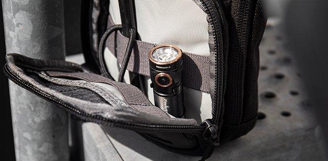 Een zaklamp in een halfopen EDC-etui