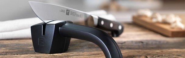 Uma faca de cozinha é afiada por um afiador de facas Zwilling.