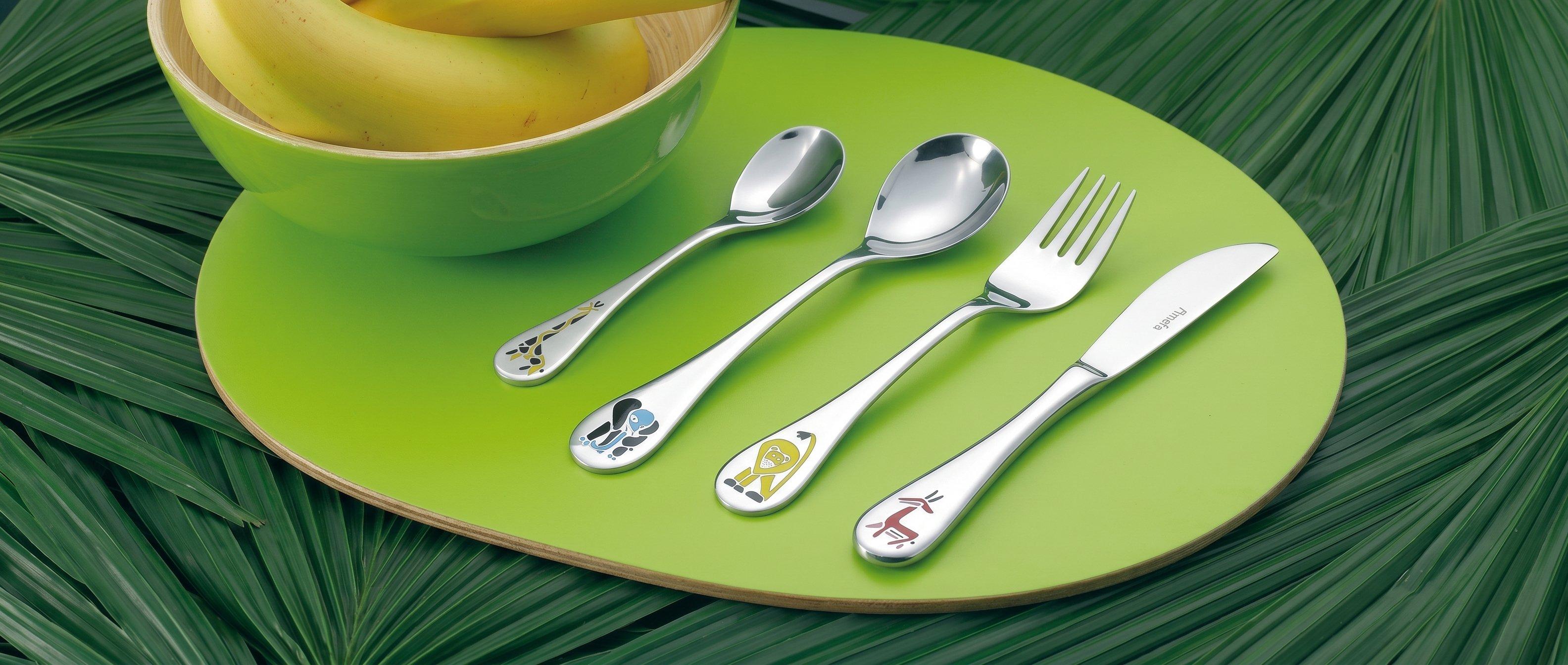 Amefa kinderbestek op groene placemat met bladeren op de achtergrond