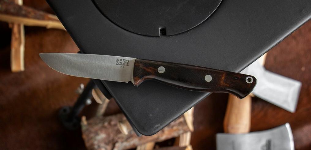 Bushcraft knives: carbon vs stainless