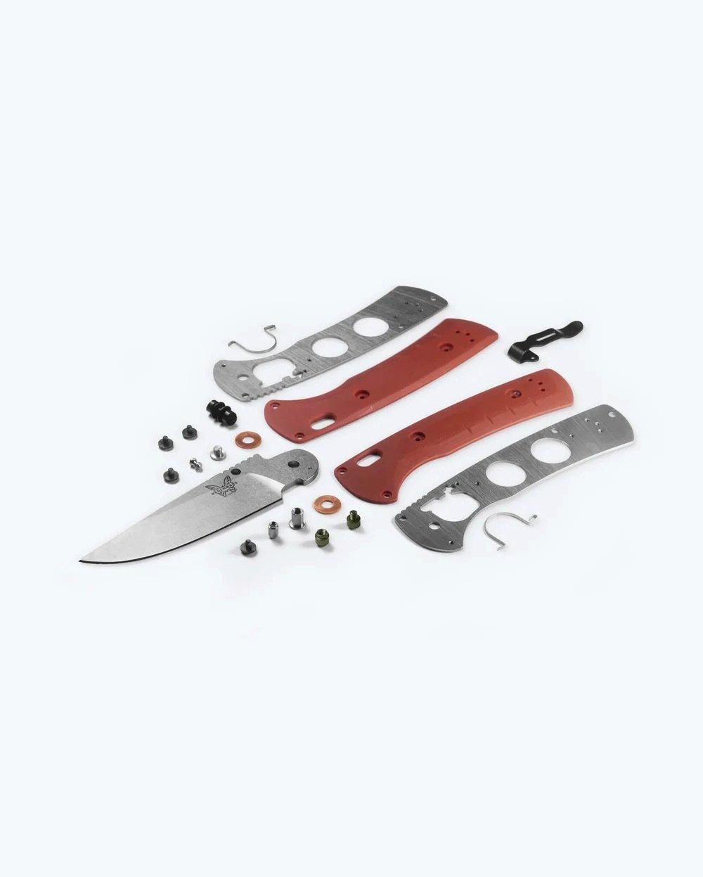 Uit elkaar gehaald Benchmade SlipRidge-zakmes: lemmet, oranje G10-handgreepschalen, liners en schroeven
