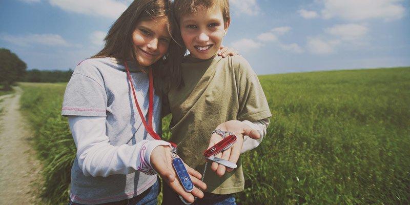 Kinderen met zakmessen