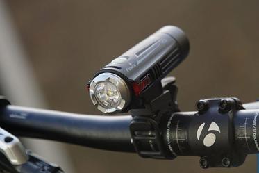 Linterna recargable para bicicleta Fenix BC21R: Reseña del Experto