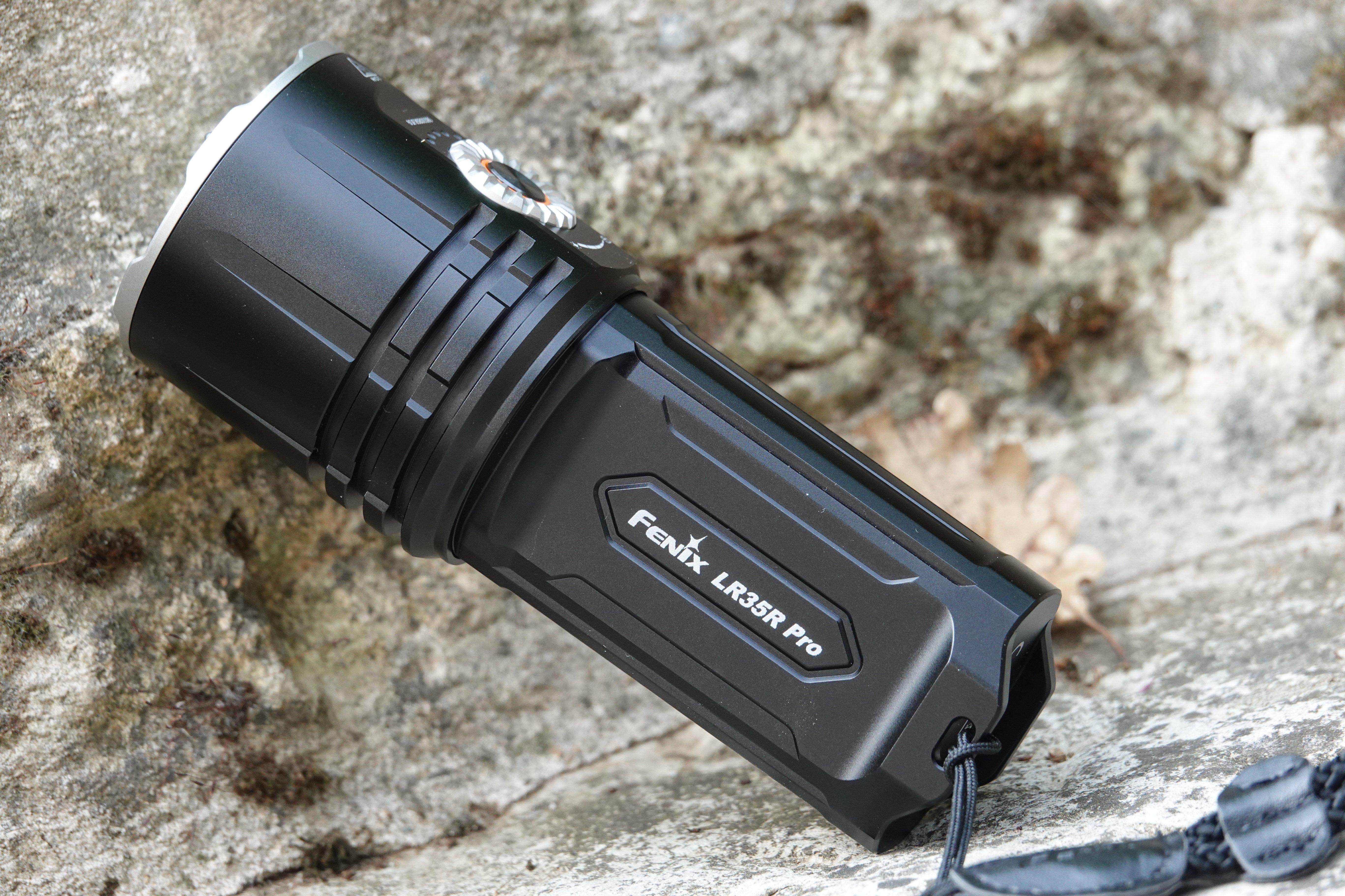 Fenix LR35R gepresenteerd op een steen