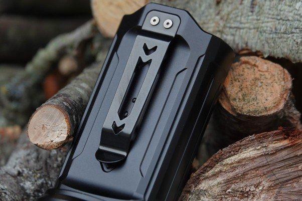 Een ingezoomd beeld van de pocketclip die op de LR35R Pro zit.