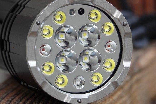 Vooraanzicht lampenkop en tactische bezel van de Fenix LR35R Pro